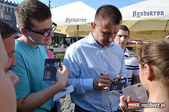 Zdjęcie w galerii na portalu naszraciborz.pl:  Góral z Gilowic pozował do zdjęć na rynku  wiadomości z regionu