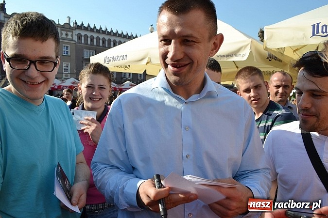 Zdjęcie w galerii na portalu naszraciborz.pl:  Góral z Gilowic pozował do zdjęć na rynku  wiadomości z regionu