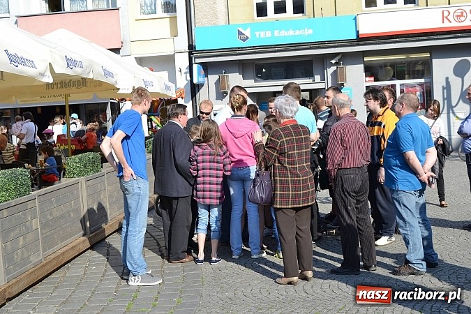 Zdjęcie w galerii na portalu naszraciborz.pl:  Góral z Gilowic pozował do zdjęć na rynku  wiadomości z regionu