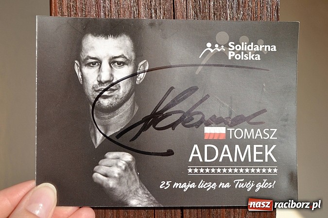 Zdjęcie w galerii na portalu naszraciborz.pl:  Góral z Gilowic pozował do zdjęć na rynku  wiadomości z regionu