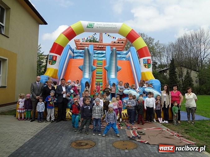 Zdjęcie w galerii na portalu naszraciborz.pl: Gmina dogadała się z bankiem. Skorzystają dzieci  wiadomości z regionu