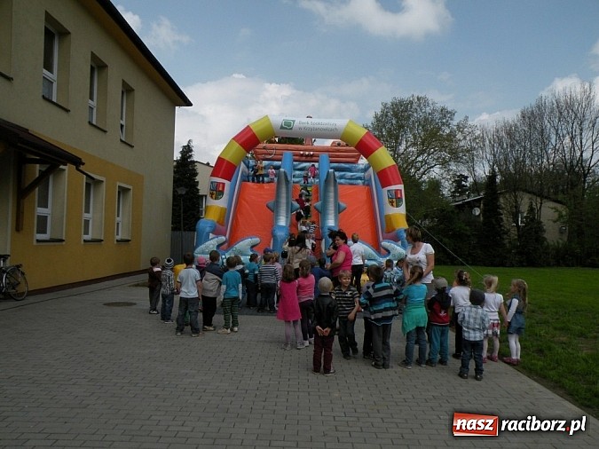 Zdjęcie w galerii na portalu naszraciborz.pl: Gmina dogadała się z bankiem. Skorzystają dzieci  wiadomości z regionu