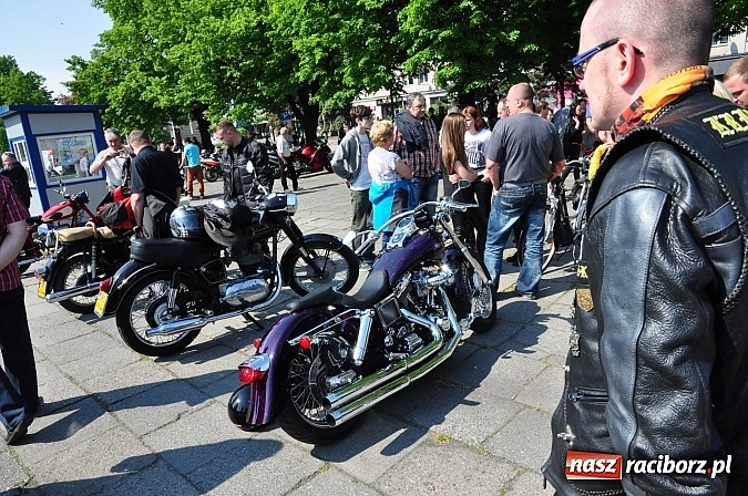 Zdjęcie w galerii na portalu naszraciborz.pl: Sezon motocyklowy otwarty. Setki maszyn na pl. Długosza wiadomości z regionu
