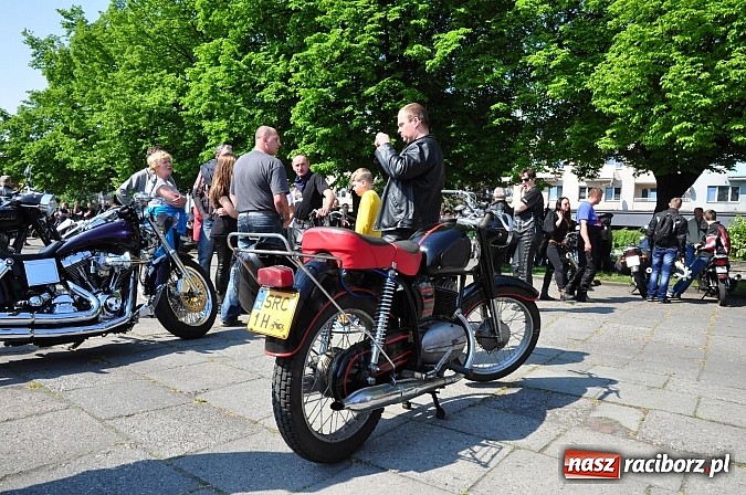 Zdjęcie w galerii na portalu naszraciborz.pl: Sezon motocyklowy otwarty. Setki maszyn na pl. Długosza wiadomości z regionu