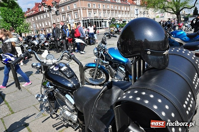 Zdjęcie w galerii na portalu naszraciborz.pl: Sezon motocyklowy otwarty. Setki maszyn na pl. Długosza wiadomości z regionu