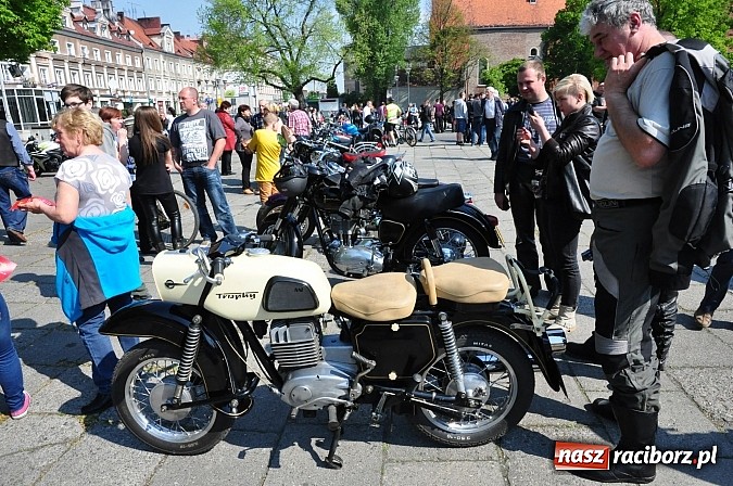 Zdjęcie w galerii na portalu naszraciborz.pl: Sezon motocyklowy otwarty. Setki maszyn na pl. Długosza wiadomości z regionu