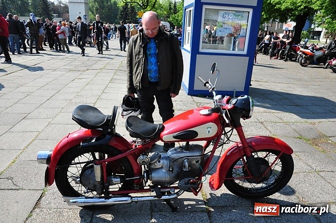 Zdjęcie w galerii na portalu naszraciborz.pl: Sezon motocyklowy otwarty. Setki maszyn na pl. Długosza wiadomości z regionu