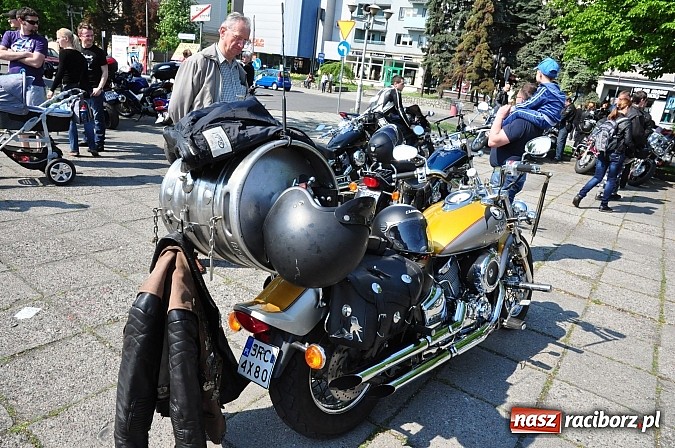 Zdjęcie w galerii na portalu naszraciborz.pl: Sezon motocyklowy otwarty. Setki maszyn na pl. Długosza wiadomości z regionu
