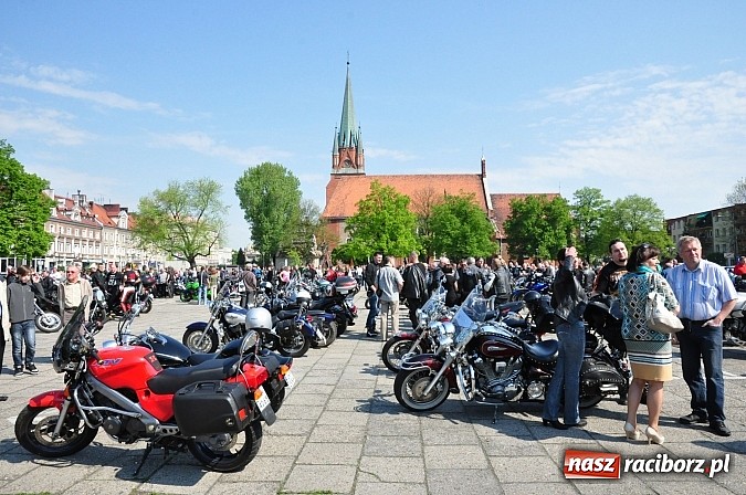 Zdjęcie w galerii na portalu naszraciborz.pl: Sezon motocyklowy otwarty. Setki maszyn na pl. Długosza wiadomości z regionu