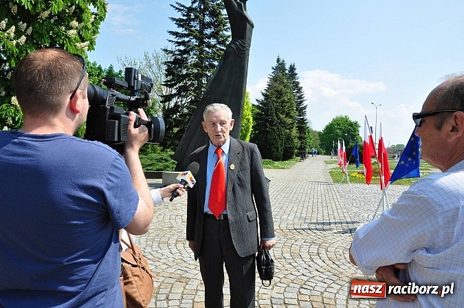 Zdjęcie w galerii na portalu naszraciborz.pl: Wiarusy lewicy pod pomnikiem Matki Polki wiadomości z regionu