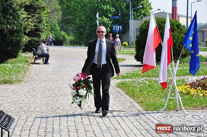 Zdjęcie w galerii na portalu naszraciborz.pl: Wiarusy lewicy pod pomnikiem Matki Polki wiadomości z regionu