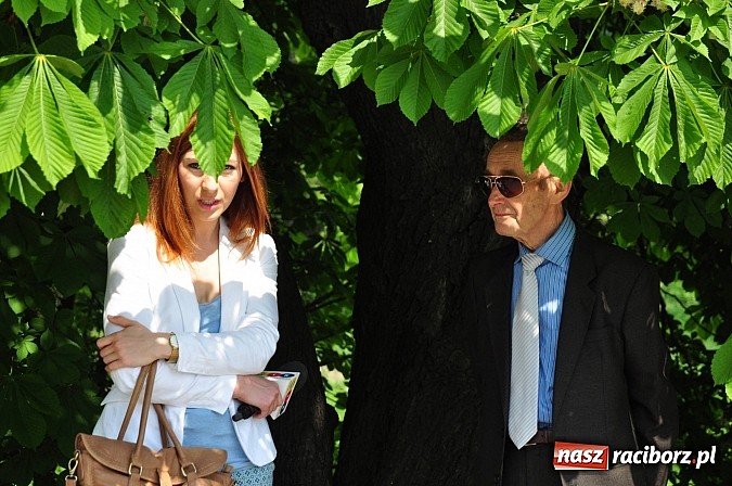 Zdjęcie w galerii na portalu naszraciborz.pl: Wiarusy lewicy pod pomnikiem Matki Polki wiadomości z regionu