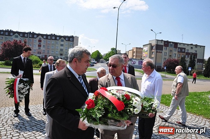 Zdjęcie w galerii na portalu naszraciborz.pl: Wiarusy lewicy pod pomnikiem Matki Polki wiadomości z regionu
