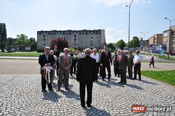 Zdjęcie w galerii na portalu naszraciborz.pl: Wiarusy lewicy pod pomnikiem Matki Polki wiadomości z regionu