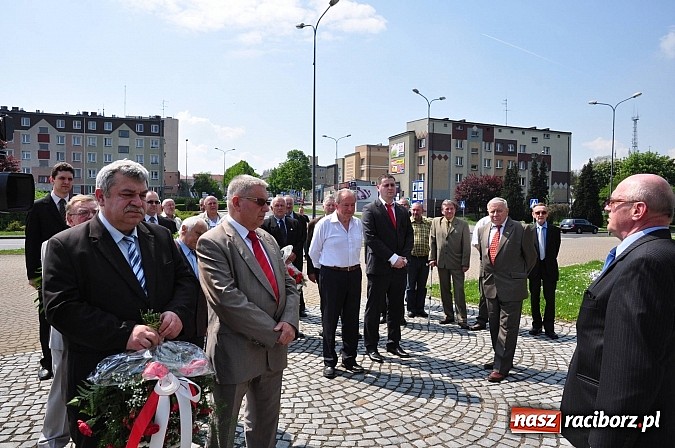 Zdjęcie w galerii na portalu naszraciborz.pl: Wiarusy lewicy pod pomnikiem Matki Polki wiadomości z regionu