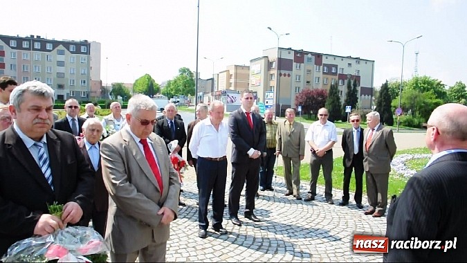 Zdjęcie w galerii na portalu naszraciborz.pl: Wiarusy lewicy pod pomnikiem Matki Polki wiadomości z regionu