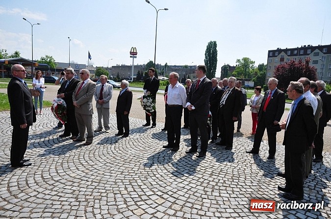 Zdjęcie w galerii na portalu naszraciborz.pl: Wiarusy lewicy pod pomnikiem Matki Polki wiadomości z regionu