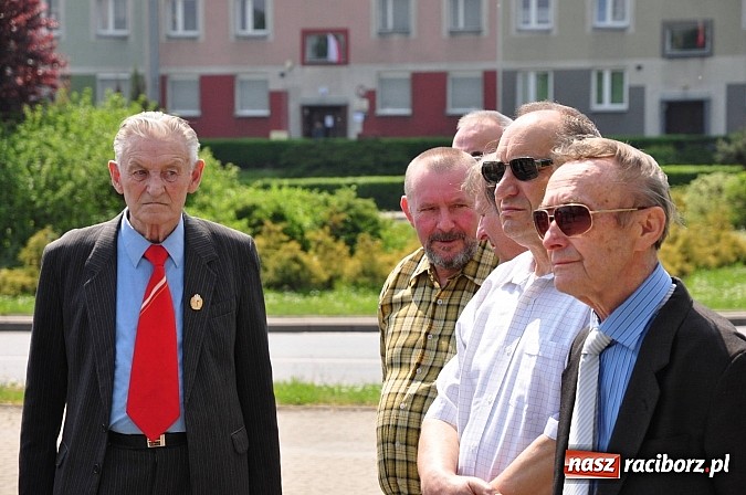 Zdjęcie w galerii na portalu naszraciborz.pl: Wiarusy lewicy pod pomnikiem Matki Polki wiadomości z regionu