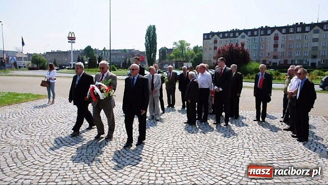 Zdjęcie w galerii na portalu naszraciborz.pl: Wiarusy lewicy pod pomnikiem Matki Polki wiadomości z regionu