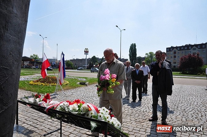 Zdjęcie w galerii na portalu naszraciborz.pl: Wiarusy lewicy pod pomnikiem Matki Polki wiadomości z regionu