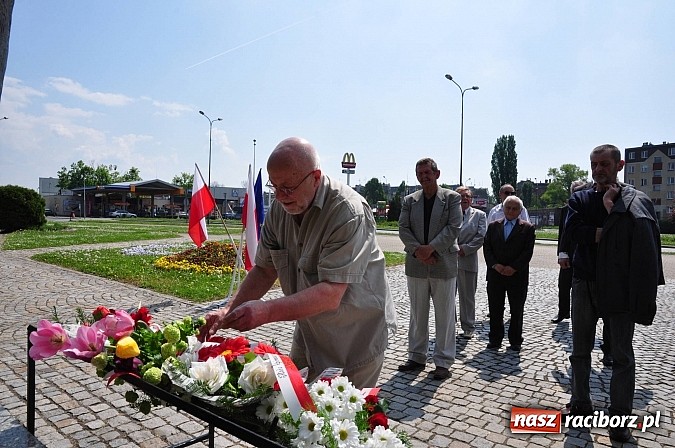 Zdjęcie w galerii na portalu naszraciborz.pl: Wiarusy lewicy pod pomnikiem Matki Polki wiadomości z regionu
