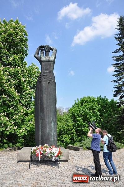Zdjęcie w galerii na portalu naszraciborz.pl: Wiarusy lewicy pod pomnikiem Matki Polki wiadomości z regionu
