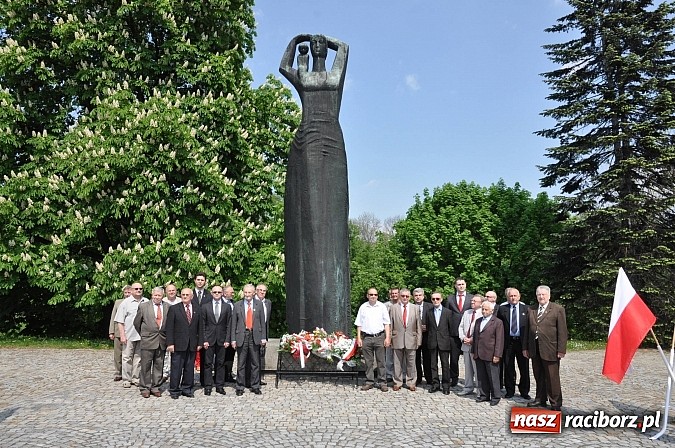Zdjęcie w galerii na portalu naszraciborz.pl: Wiarusy lewicy pod pomnikiem Matki Polki wiadomości z regionu