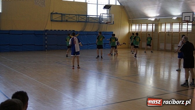 Zdjęcie w galerii na portalu naszraciborz.pl: Półfinały młodych szczypiornistów w Pietrowicach wiadomości z regionu