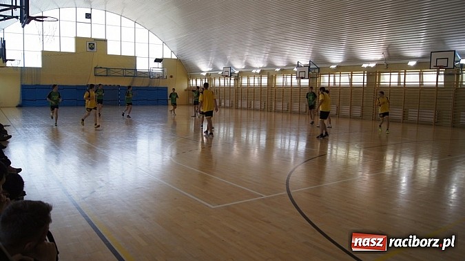 Zdjęcie w galerii na portalu naszraciborz.pl: Półfinały młodych szczypiornistów w Pietrowicach wiadomości z regionu