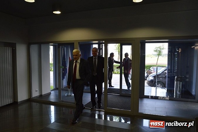 Zdjęcie w galerii na portalu naszraciborz.pl: Rafamet buduje drugą halę. Buzek składa wizytę wiadomości z regionu