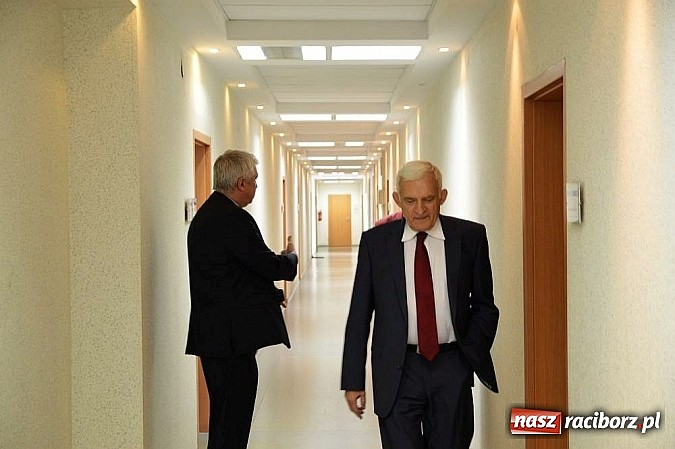 Zdjęcie w galerii na portalu naszraciborz.pl: Rafamet buduje drugą halę. Buzek składa wizytę wiadomości z regionu