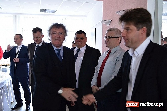 Zdjęcie w galerii na portalu naszraciborz.pl: Rafamet buduje drugą halę. Buzek składa wizytę wiadomości z regionu