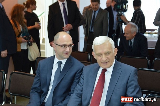 Zdjęcie w galerii na portalu naszraciborz.pl: Rafamet buduje drugą halę. Buzek składa wizytę wiadomości z regionu