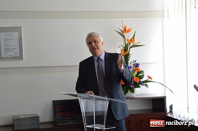 Zdjęcie w galerii na portalu naszraciborz.pl: Rafamet buduje drugą halę. Buzek składa wizytę wiadomości z regionu