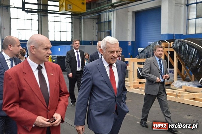 Zdjęcie w galerii na portalu naszraciborz.pl: Rafamet buduje drugą halę. Buzek składa wizytę wiadomości z regionu
