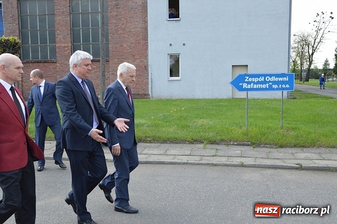 Zdjęcie w galerii na portalu naszraciborz.pl: Rafamet buduje drugą halę. Buzek składa wizytę wiadomości z regionu
