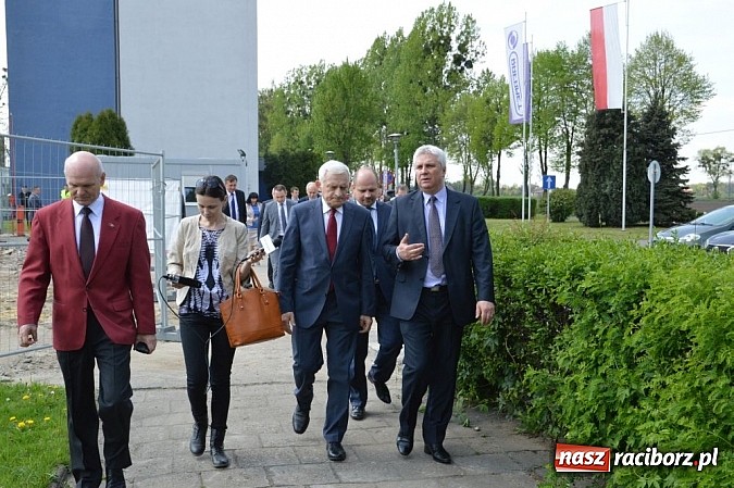 Zdjęcie w galerii na portalu naszraciborz.pl: Rafamet buduje drugą halę. Buzek składa wizytę wiadomości z regionu