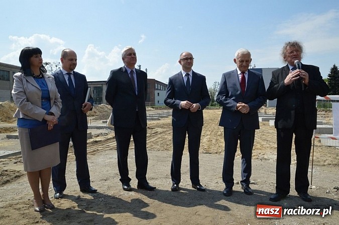 Zdjęcie w galerii na portalu naszraciborz.pl: Rafamet buduje drugą halę. Buzek składa wizytę wiadomości z regionu