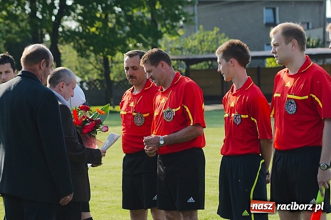 Zdjęcie w galerii na portalu naszraciborz.pl: Tworków bezlitosny dla Pawłowa. 1000. meczów Stanisława Wieczorka wiadomości z regionu