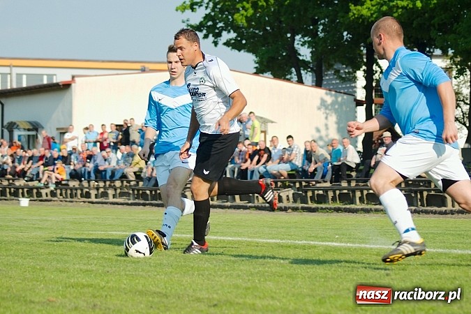 Zdjęcie w galerii na portalu naszraciborz.pl: Tworków bezlitosny dla Pawłowa. 1000. meczów Stanisława Wieczorka wiadomości z regionu