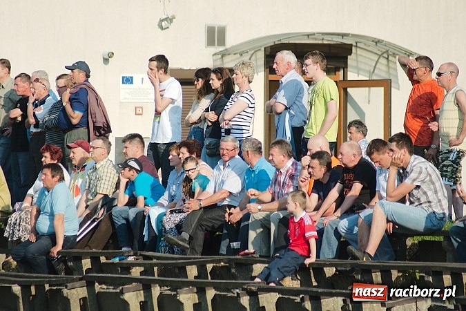 Zdjęcie w galerii na portalu naszraciborz.pl: Tworków bezlitosny dla Pawłowa. 1000. meczów Stanisława Wieczorka wiadomości z regionu