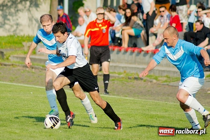 Zdjęcie w galerii na portalu naszraciborz.pl: Tworków bezlitosny dla Pawłowa. 1000. meczów Stanisława Wieczorka wiadomości z regionu