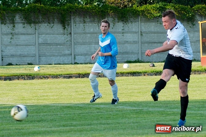 Zdjęcie w galerii na portalu naszraciborz.pl: Tworków bezlitosny dla Pawłowa. 1000. meczów Stanisława Wieczorka wiadomości z regionu