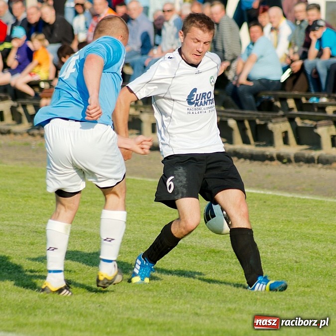 Zdjęcie w galerii na portalu naszraciborz.pl: Tworków bezlitosny dla Pawłowa. 1000. meczów Stanisława Wieczorka wiadomości z regionu