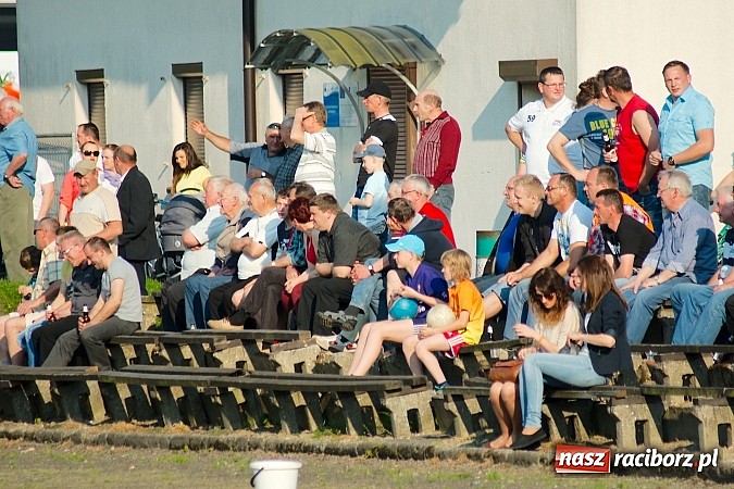Zdjęcie w galerii na portalu naszraciborz.pl: Tworków bezlitosny dla Pawłowa. 1000. meczów Stanisława Wieczorka wiadomości z regionu