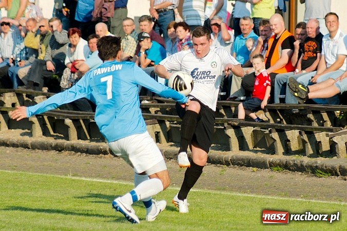 Zdjęcie w galerii na portalu naszraciborz.pl: Tworków bezlitosny dla Pawłowa. 1000. meczów Stanisława Wieczorka wiadomości z regionu