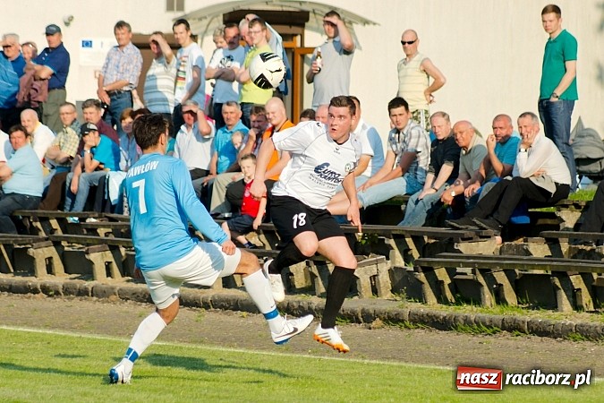 Zdjęcie w galerii na portalu naszraciborz.pl: Tworków bezlitosny dla Pawłowa. 1000. meczów Stanisława Wieczorka wiadomości z regionu