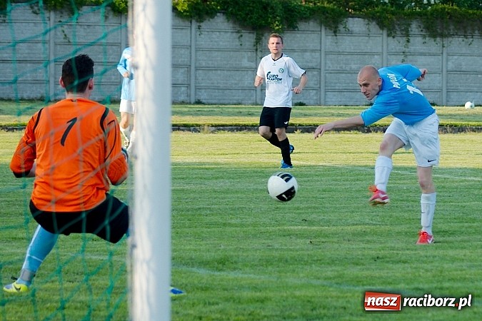 Zdjęcie w galerii na portalu naszraciborz.pl: Tworków bezlitosny dla Pawłowa. 1000. meczów Stanisława Wieczorka wiadomości z regionu