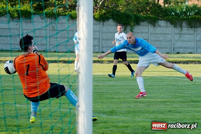 Zdjęcie w galerii na portalu naszraciborz.pl: Tworków bezlitosny dla Pawłowa. 1000. meczów Stanisława Wieczorka wiadomości z regionu