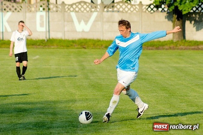 Zdjęcie w galerii na portalu naszraciborz.pl: Tworków bezlitosny dla Pawłowa. 1000. meczów Stanisława Wieczorka wiadomości z regionu